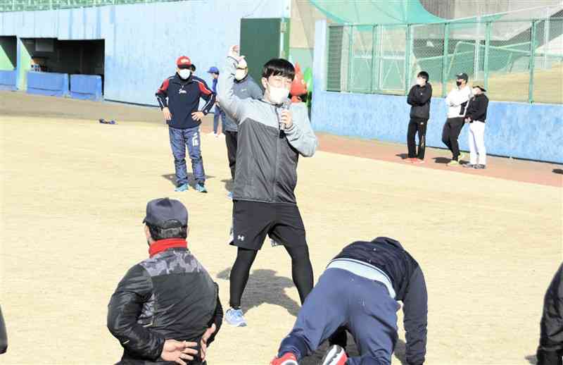 野球の指導者向け講習会で肩の動きを説明する有馬大智さん＝八代市