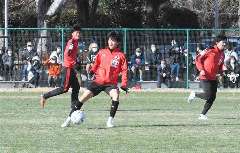 初練習で連係を確認するロアッソ熊本の選手たち＝県民総合運動公園サッカー場