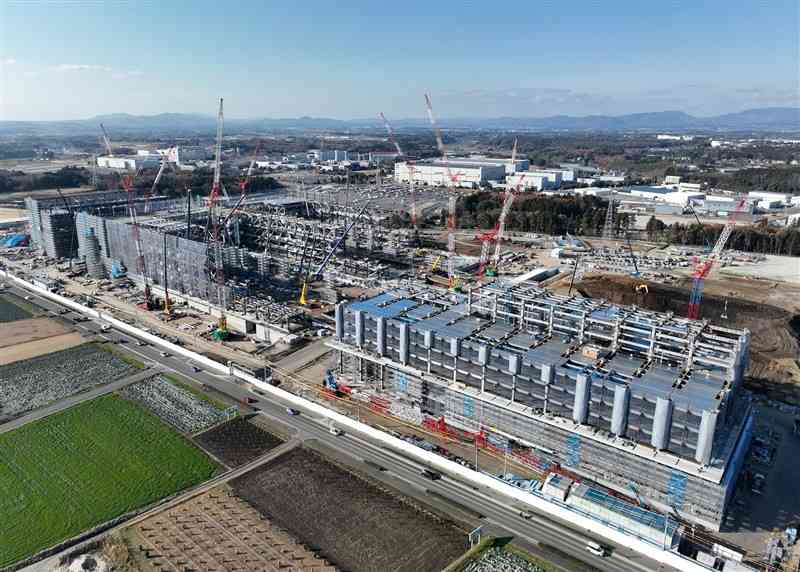 建設が進むTSMCの新工場＝2022年12月29日、菊陽町（石本智、ドローン撮影）
