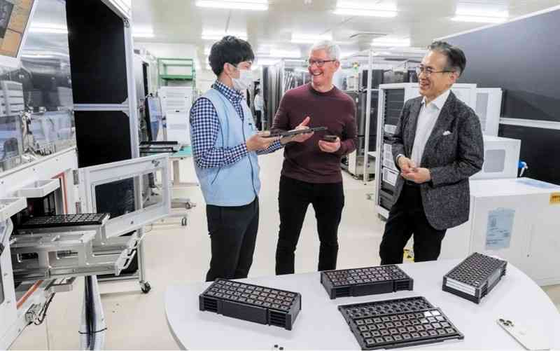 菊陽町にあるソニーグループの画像センサー工場を訪れた、米アップルのティム・クックCEO（中央）＝2022年12月13日（ソニーグループ提供）