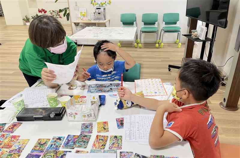 地域の縁がわのスタッフと交流する子どもたち＝熊本市東区（パティオ提供）