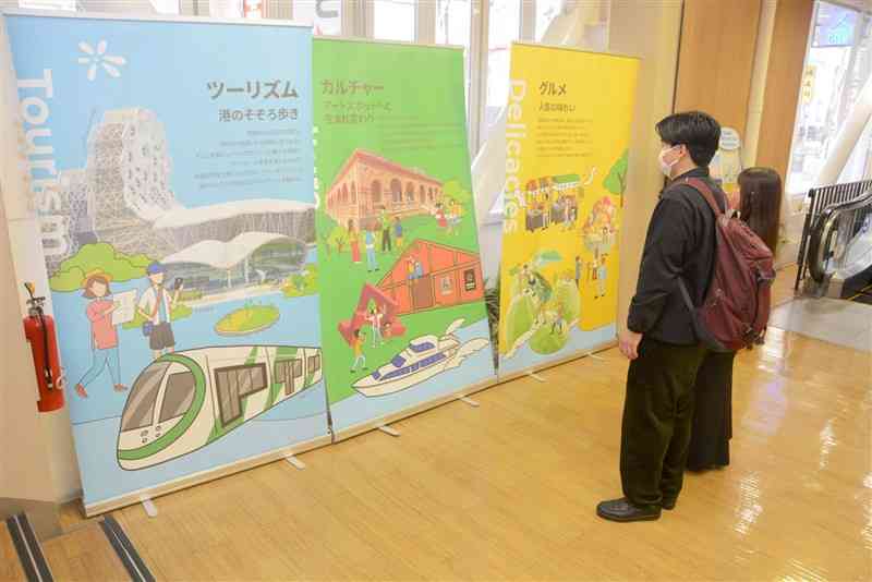 台湾・高雄市の名所や特産品を紹介するパネル展の会場＝熊本市中央区