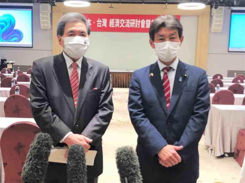 県産品トップセールスの手応えなどを語る蒲島郁夫知事（左）と溝口幸治県議会議長＝11日、台湾・台北市