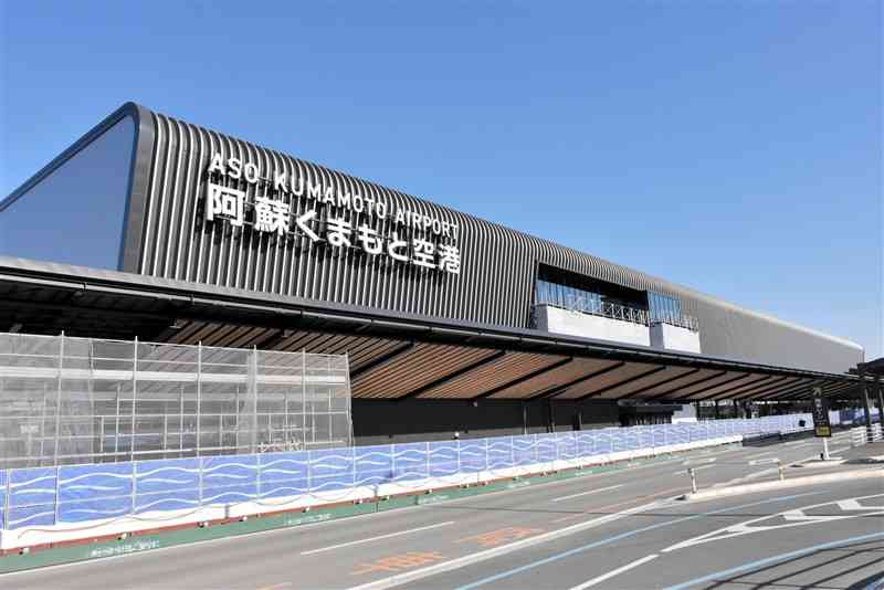 熊本空港の新旅客ターミナルビル。3月23日の開業を予定している＝昨年12月20日、益城町