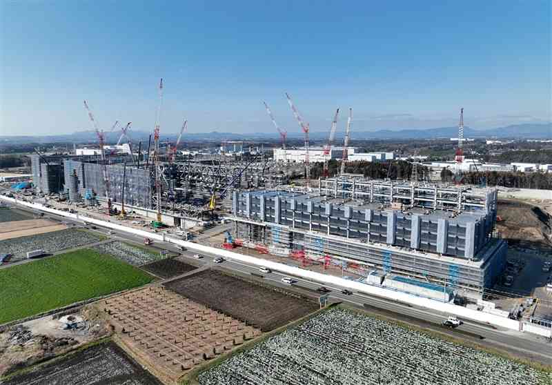 TSMCが菊陽町に建設している半導体の新工場。同社は日本国内に二つ目の工場を検討している＝昨年12月29日（石本智、ドローン撮影）
