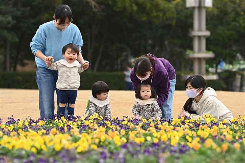 軽装で遊ぶ家族連れ＝12日午後、熊本市東区の市動植物園（小野宏明）