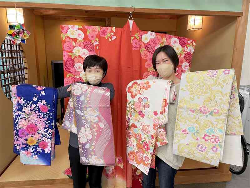 若者の晴れ着姿を写真に残す「KIMONO」プロジェクトを企画する山下祈恵さん（右）＝熊本市