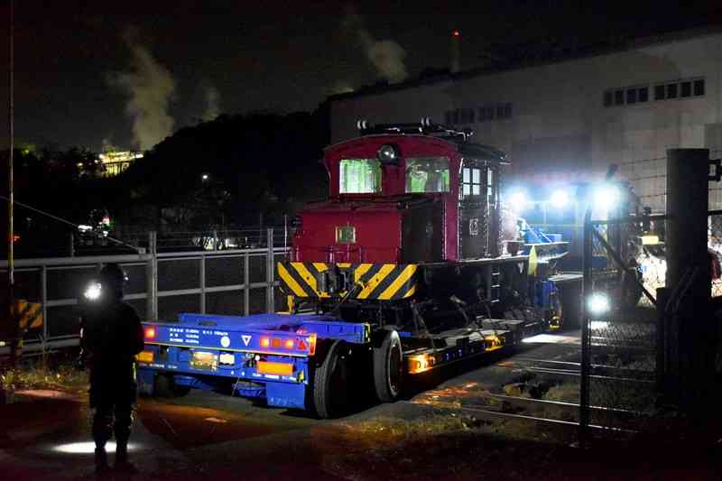 三井化学の敷地からバックで搬出される20トン炭鉱電車＝福岡県大牟田市