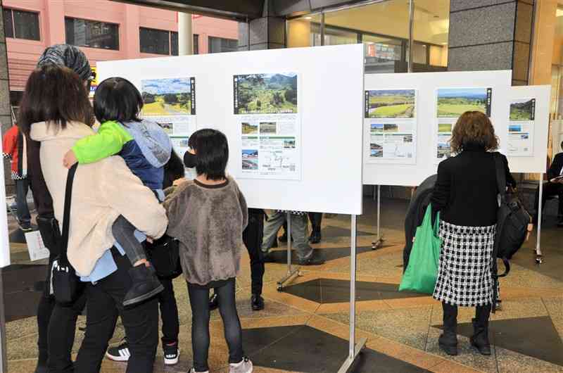 県内17の棚田をパネルで紹介した「つなぐ棚田遺産展」＝14日、熊本市中央区