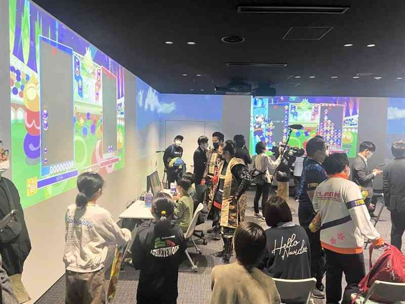 eスポーツを部活動にしている高校生ら約60人が参加した「第1回くまもとeスポーツ教育フェスタ2023」＝熊本市中央区