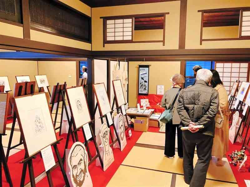 肥後細川庭園内の「松聲閣」で開かれた出前まんが美術館＝東京都文京区（湯前町教委提供）