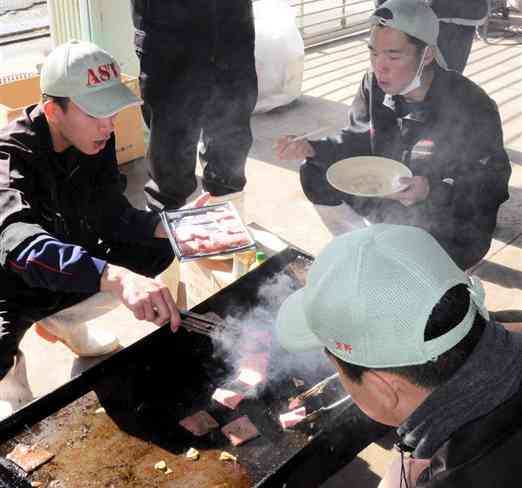 世話を続けてきた牛の肉を味わう菊池農高の生徒ら＝菊池市