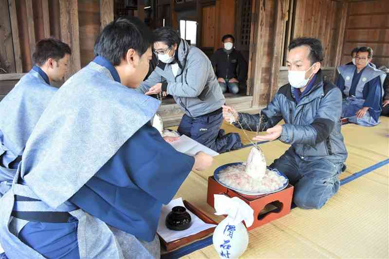 シクチの刺し身で酒を酌み交わす滑石上区の住民＝玉名市