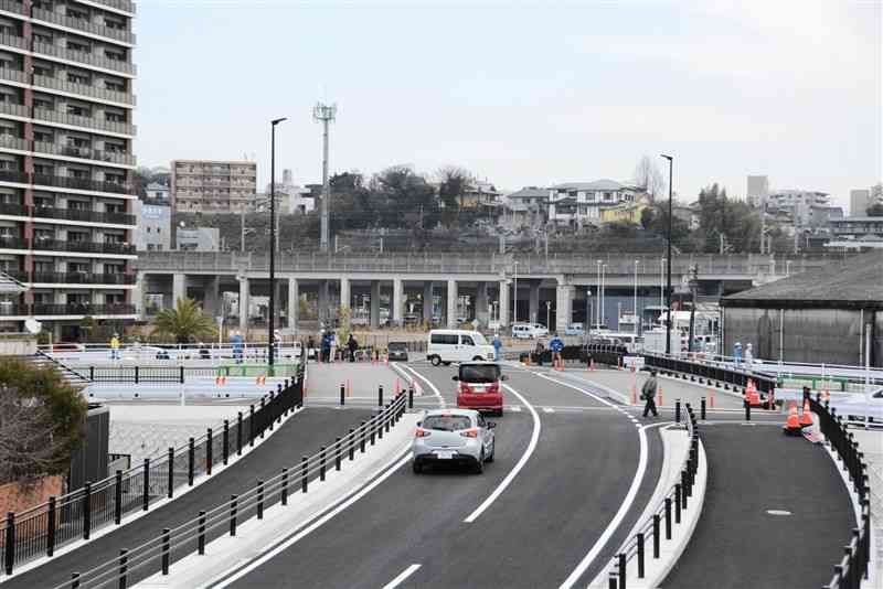 17日に開通した市道「上熊本駅西口線」＝熊本市西区