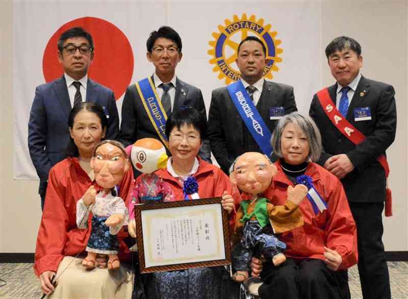 「ほたる賞」を受賞した「人形劇ぶっくる」の会員（前列）と肥後大津ロータリークラブのメンバーら＝大津町