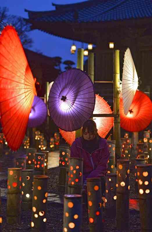 和傘や竹灯籠の明かりで彩られた「百華百彩」＝2020年、山鹿市の金剛乗寺