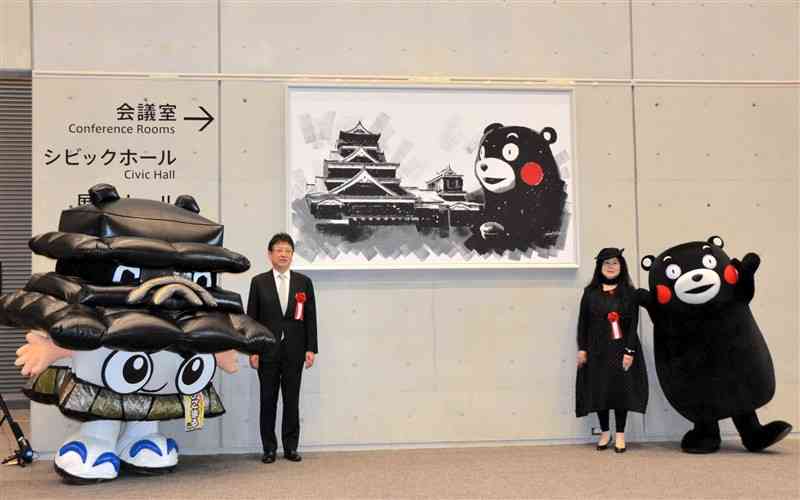 熊本城ホールに展示された絵画（中央）と空間演出デザイナーの仁木洋子さん（同右）＝熊本市