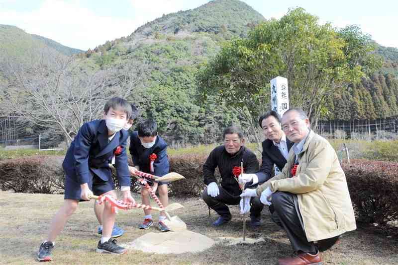 ヨシノザクラを植える大野小の児童ら＝芦北町