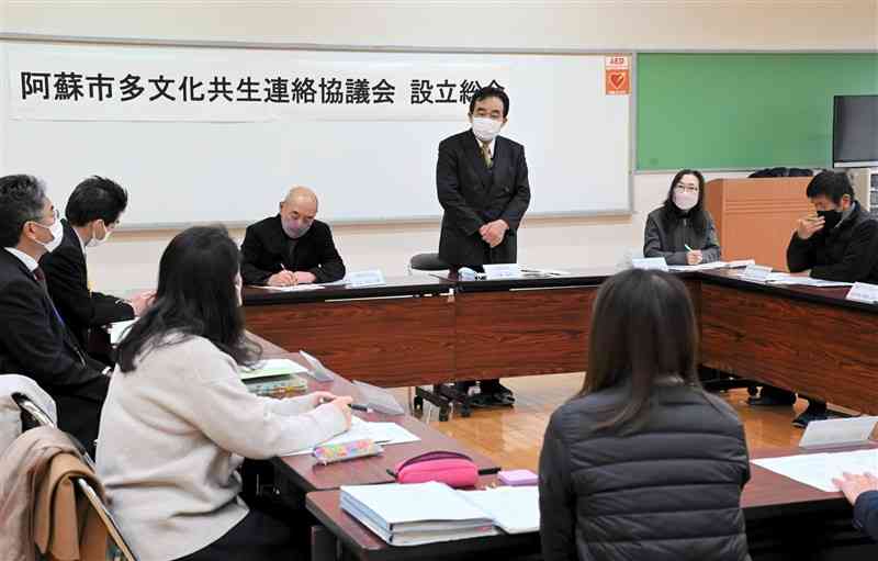 阿蘇市多文化共生連絡協議会の設立総会であいさつする佐藤義興市長（中央）＝同市