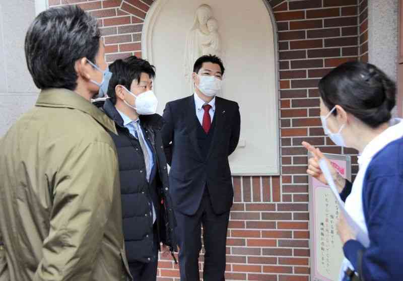 慈恵病院を視察した「都民ファーストの会」の都議ら＝19日、熊本市西区