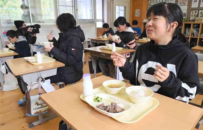 村内産のあか牛のサイコロステーキや米飯を食べる6年生＝産山村