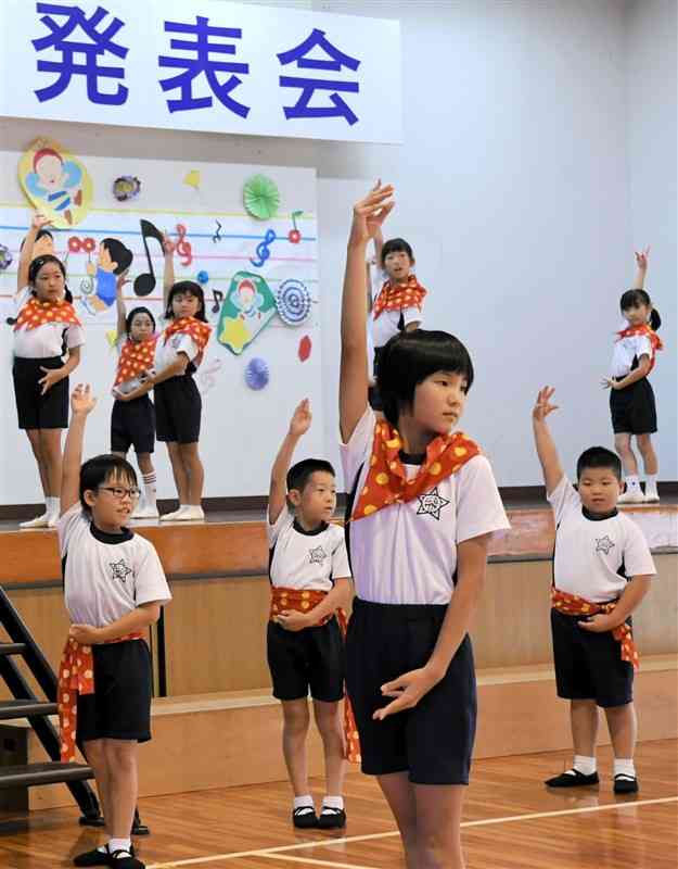 昨年10月の学習発表会でフラメンコを披露する天草小の3、4年生＝天草市