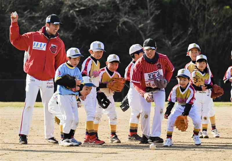 火の国サラマンダーズの選手とノックで汗を流す子どもたち＝宇土市