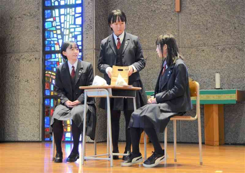 自作の寸劇を英語で披露する高校生ら＝熊本市中央区