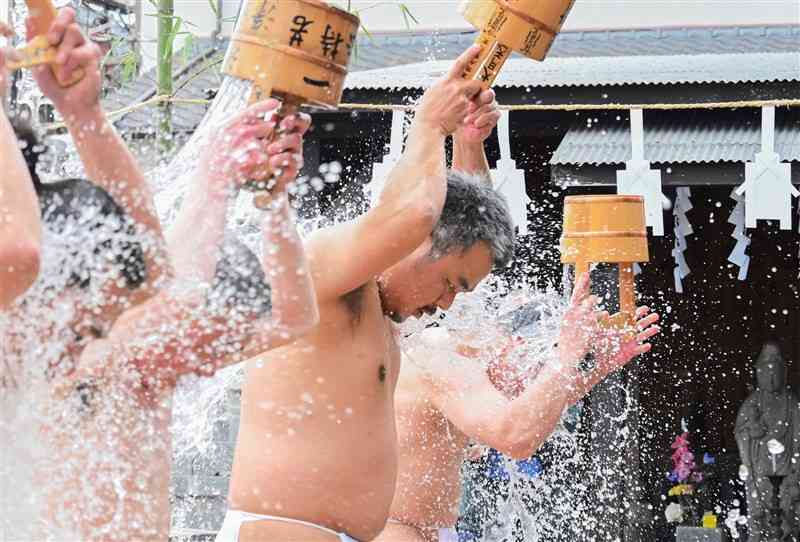 法華寺の新春初祈とう会大祭で水行に挑む僧侶＝宇土市