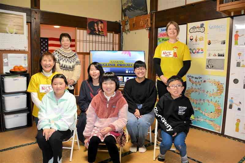 南関町の魅力を子どもたちが英語で紹介する動画の投稿を始めた山下みきさん（左上）や福岡幸子さん（中段左端）ら＝同町