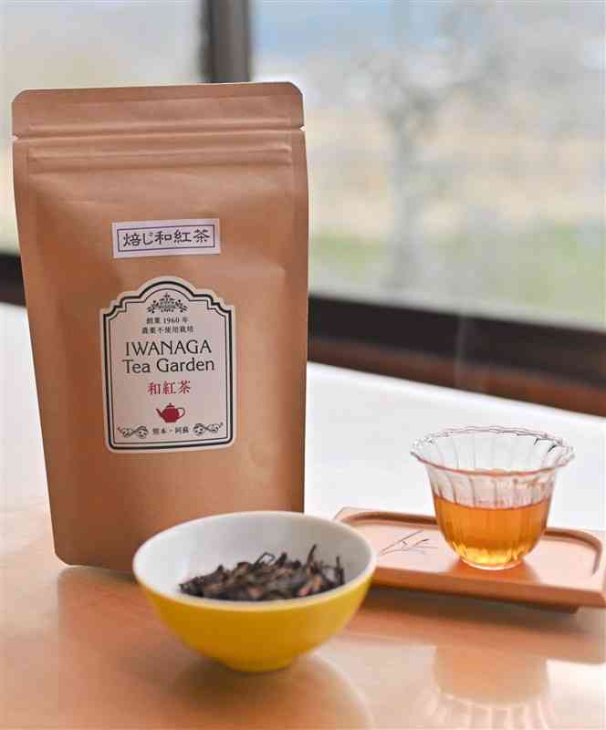 岩永製茶園が紅茶を原料に作った「焙じ和紅茶」＝山都町