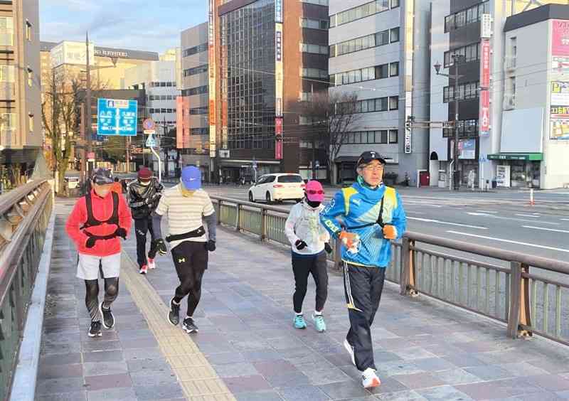 熊本城マラソンに向けてコースを試走する熊本走ろう会の会員＝熊本市中央区