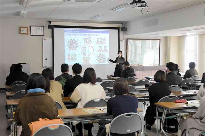 教員不足の解消に向け、県教育委員会が「ペーパーティーチャー」を対象に初めて開いた講習会＝23日、山鹿市