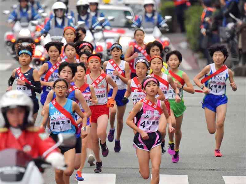 2020年の大会でスタートし、集団で走る1区の選手たち。今回は3年ぶりの公道での開催となる＝熊本市（高見伸）