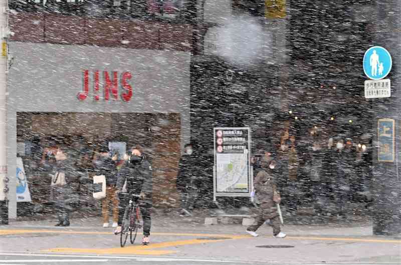 横なぐりの雪が降る通町筋＝24日午後1時ごろ、熊本市中央区（谷川剛）
