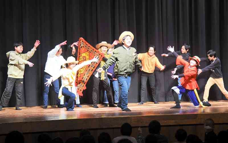 八千代座で創作劇を披露する山鹿小の6年生たち＝山鹿市