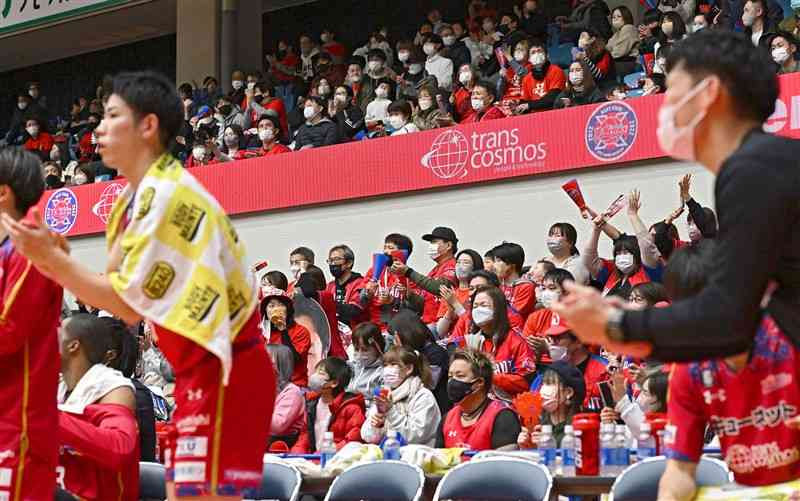 マスク姿で熊本ヴォルターズのホーム戦を楽しむ観客＝29日、熊本市西区の県立総合体育館（小野宏明）