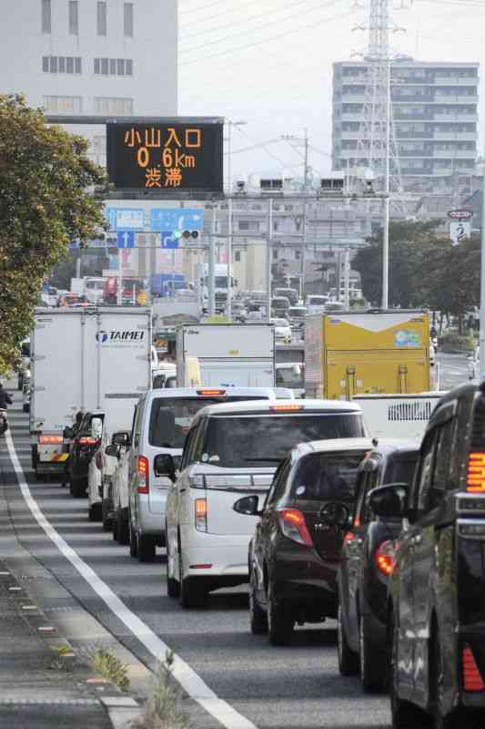 日常的な光景となっている神水交差点付近の朝の渋滞＝熊本市東区