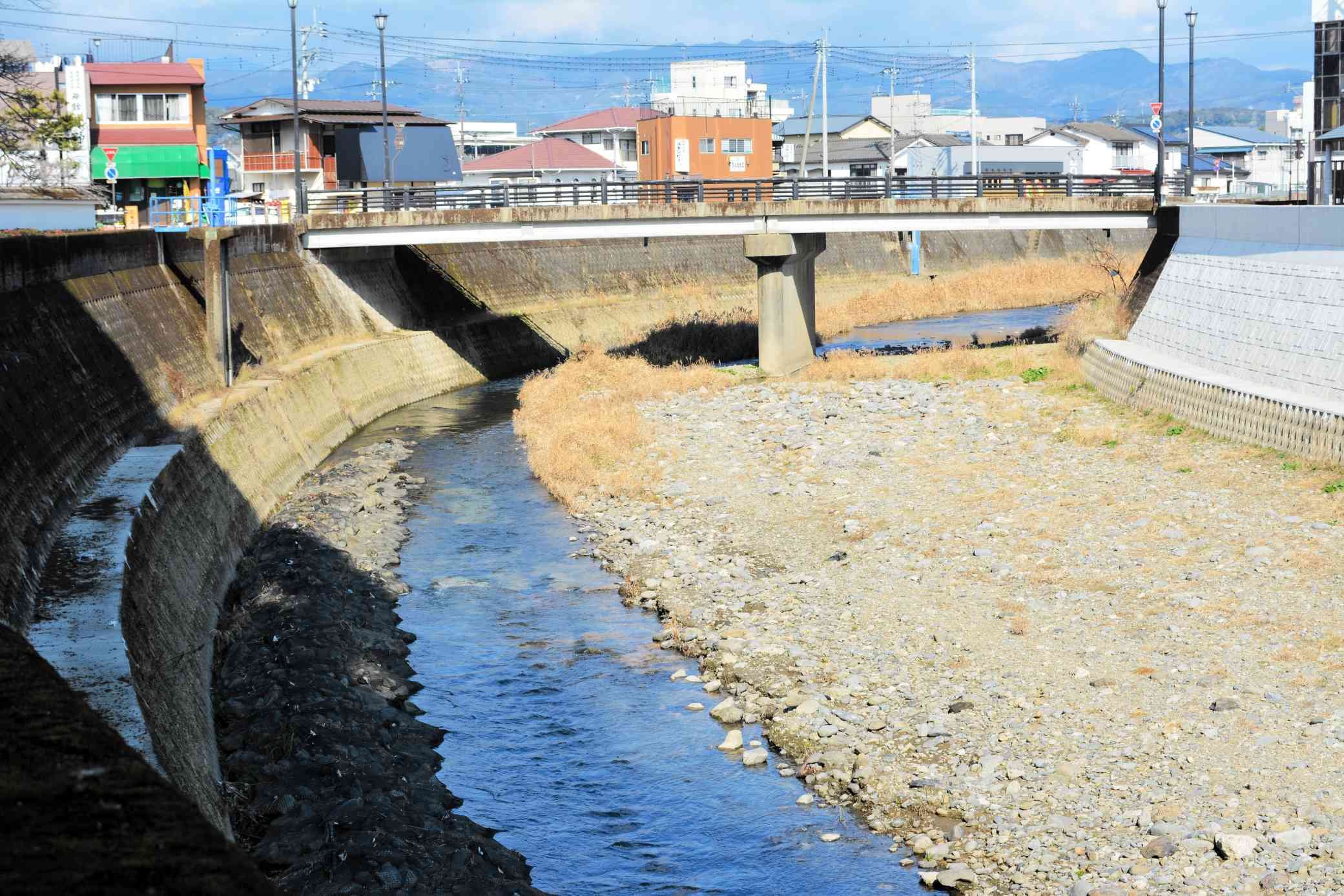 人吉市を流れる山田川。両岸にコンクリートの堤防が築かれている
