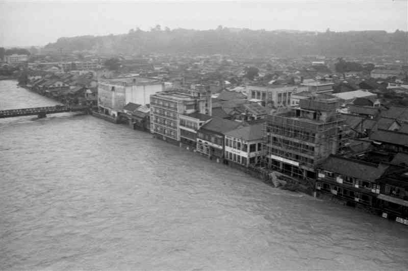 昭和40年7月の豪雨で、球磨川の濁流に洗われる人吉市街