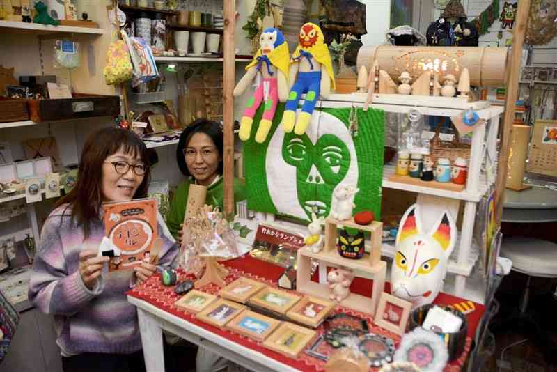 障害者が手がけた商品を集めたセレクトショップ「UMU」。連携する県外のショップの売れ筋商品も扱っている＝熊本市中央区