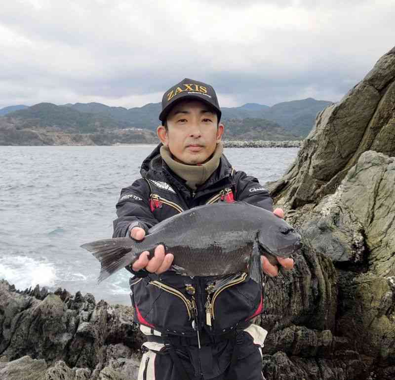 的確に寒グロのタナを捉え釣り揚げた堤一浩さん＝天草市天草町の高浜下ウ瀬