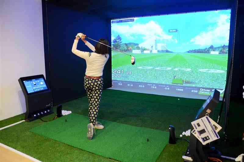 最新のシミュレーターを導入した屋内ゴルフ練習場＝熊本市中央区