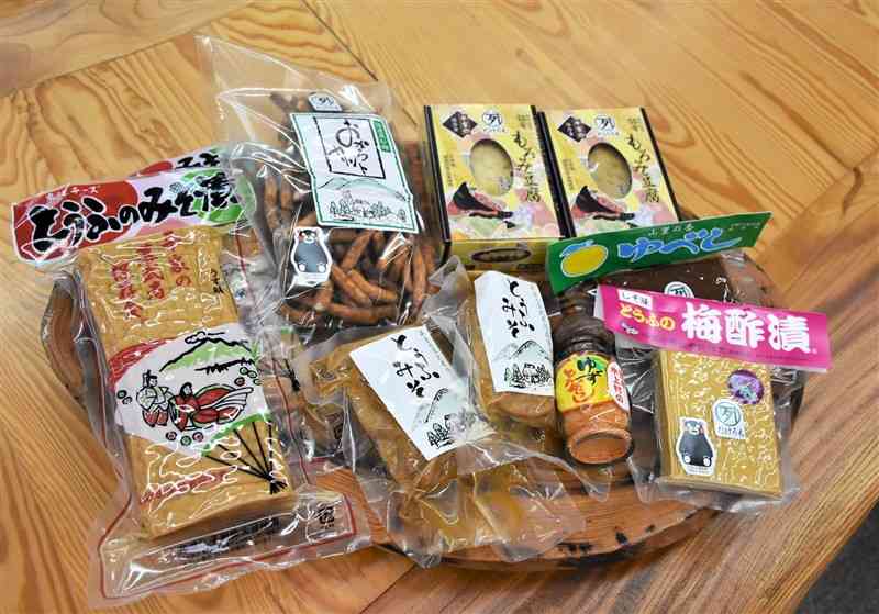 「とうふのみそ漬」などの商品が楽しめる平家の落武者保存食詰め合わせ（徒士）セット＝水上村