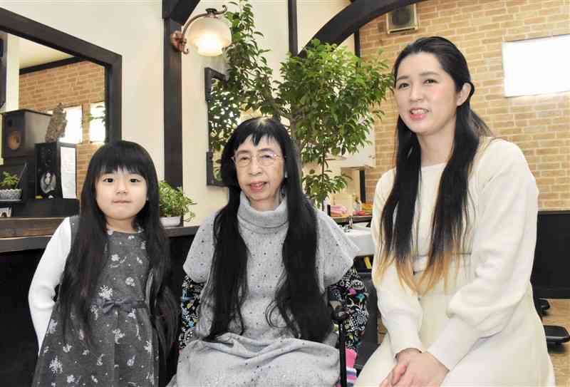 母娘孫の3世代でヘアドネーションに協力した藤山久美さん（中央）と寺本美聡さん（右）、葵唯ちゃん＝熊本市東区