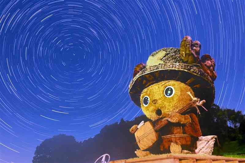 チョッパーの大造り物の向こうで、北極星を中心に星々が円を描いた＝山都町