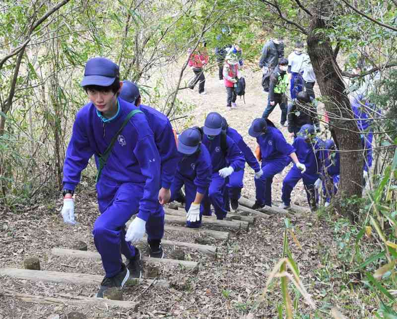 日ノ岡山を登るかもと稲田支援学校の生徒ら＝山鹿市