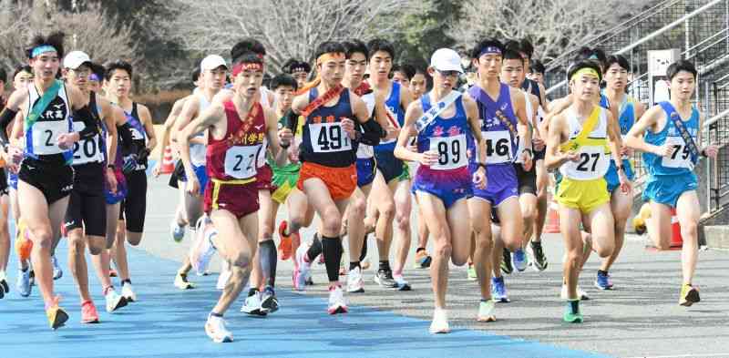 スタートで駆け出す男子1区の選手たち＝県民総合運動公園周回コース