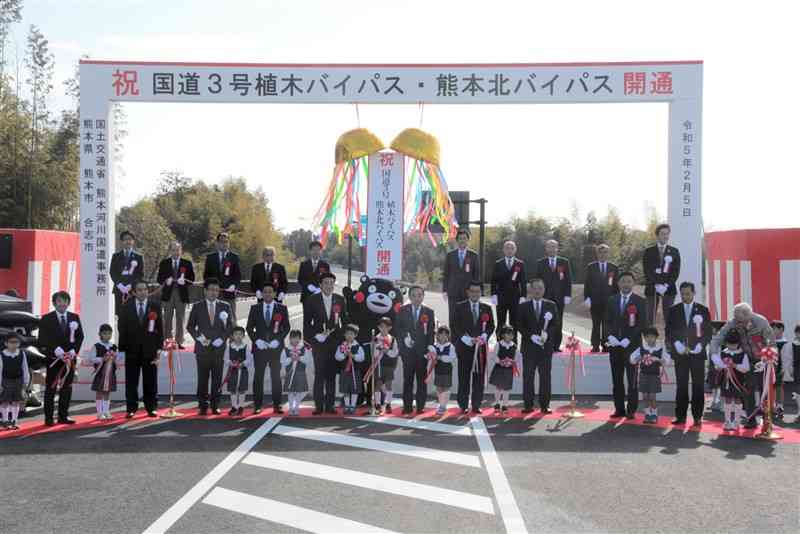 熊本西環状道路と北バイパスを結ぶ植木バイパスの開通式で、テープカットする関係者ら＝5日午前11時ごろ、熊本市北区