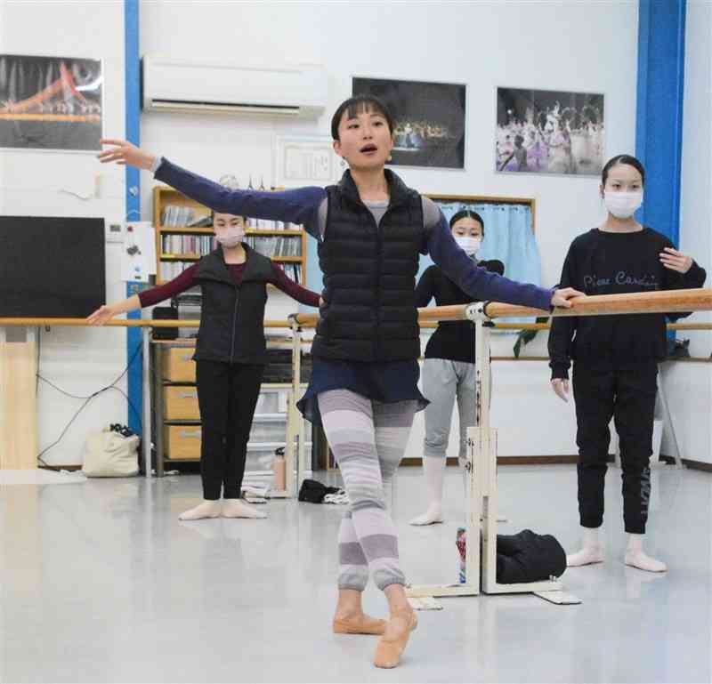 バレエスタジオの後輩たちに、基本動作を教える勝木萌香さん＝菊陽町